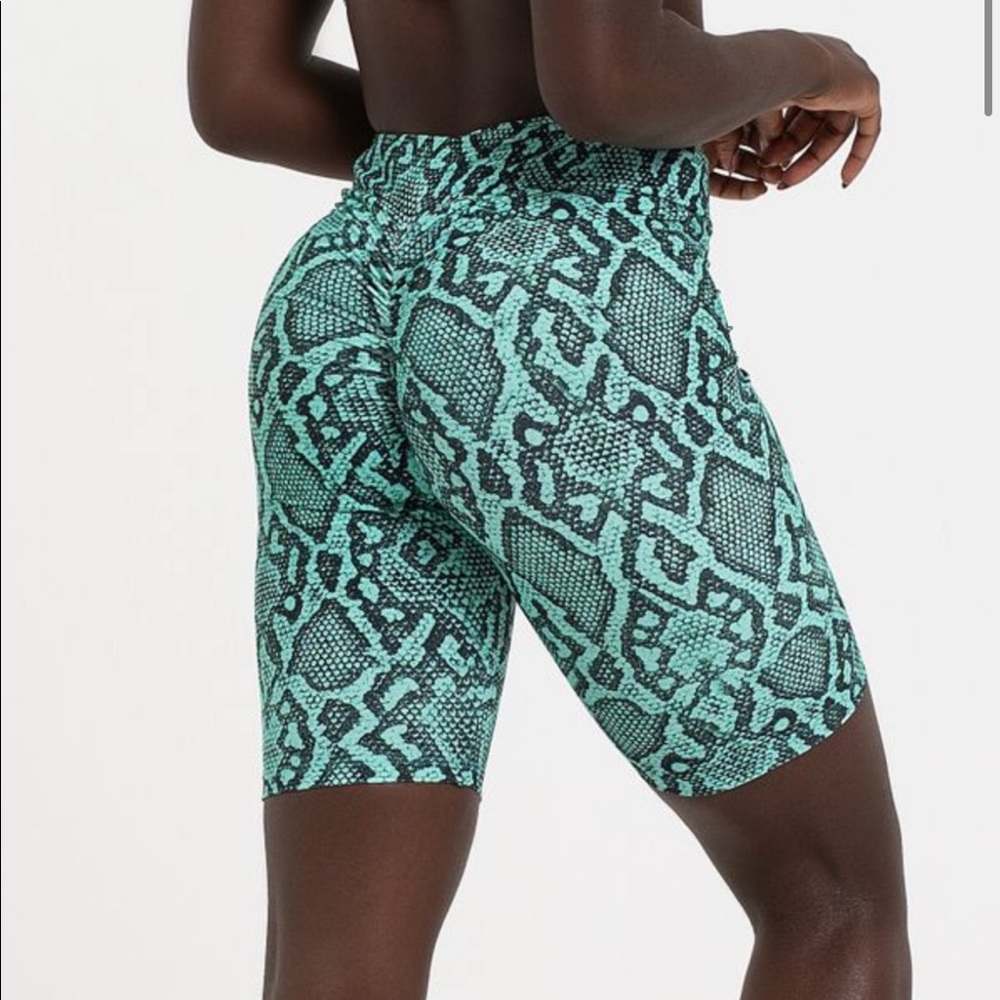 Lici Fit Boa V-Cut Scrunch Biker Short